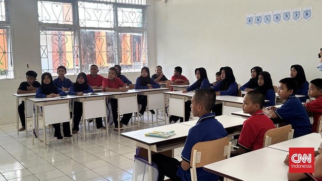 Nurkhalifami kembali bersekolah setelah putus karena biaya. Program Sekolah Rakyat memberi harapan baru untuk cita-citanya sebagai dokter.
