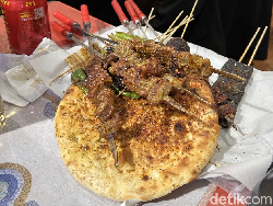 BBQ Xinjiang Wuhu, Sate Daging Raksasa yang Nikmat dan Wajib Dicoba!