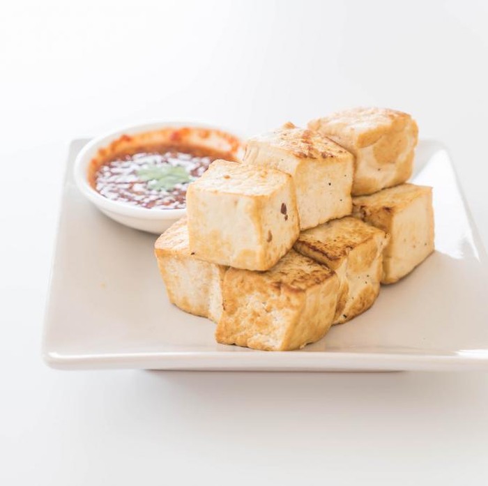 Tahu bisa jadi pilihan bekal makan siang yang hemat sekaligus bergizi. Dengan sedikit kreativitas, kamu bisa mengolahnya jadi lauk lezat seperti tahu bacem atau tumis tahu sayur yang kaya protein dan mudah dibuat.