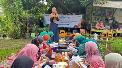 BRI Peduli Latih Warga Bogor Olah Minyak Jelantah Jadi Sabun