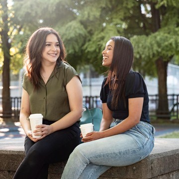 5 Cara Nyaman Mulai Percakapan dengan Orang Baru, Introvert Cobain Yuk!