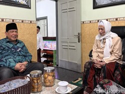 CT Sowan ke KH Anwar Manshur Lirboyo Janjikan Program Seputar Pesantren CT Sowan ke KH Anwar Manshur Lirboyo Janjikan Program Seputar Pesantren