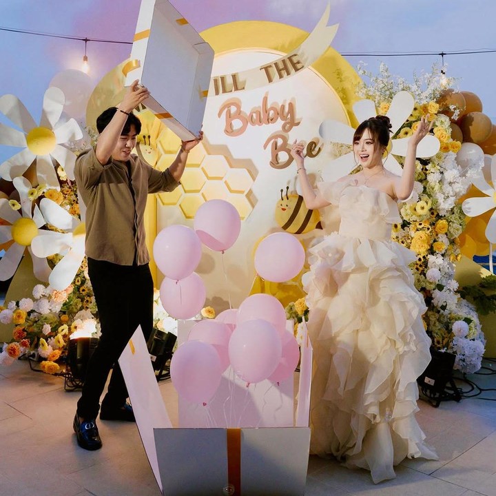 <p>Acara <em>gender reveal</em> ini dimulai saat Cindy dan suami membuka kotak berisi balon. Keduanya terlihat sangat terkejut ketika melihat balon yang keluar berwarna merah muda atau pink. Ini artisnya Cindy dan suami bakal dikaruniai anak pertama berjenis kelamin perempuan. (Foto: Instagram @cindyyuvia)</p>