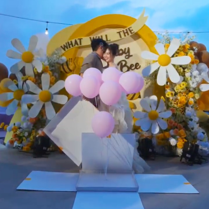 <p>Setelah mengetahui jenis kelamin bayinya, Cindy langsung memeluk sang suami. Suami Cindy lalu membalas pelukan istrinya dengan kecupan manis di pipi. Pasangan yang menikah pada Oktober 2024 ini tampak begitu bahagia saat mengetahui jenis kelamin anak pertama ini. (Foto: Instagram @cindyyuvia)</p>