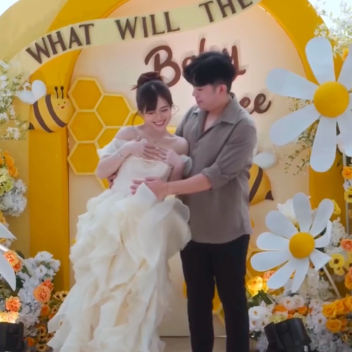 <p>Eks anggota JKT48, Cindy Yuvia, sebentar lagi dikaruniai anak pertama. Baru-baru ini, Cindy dan suaminya Devid menggelar acara <em>gender reveal</em> untuk mengungkap jenis kelamin calon anak pertamanya, Bunda. (Foto: Instagram @cindyyuvia)</p>