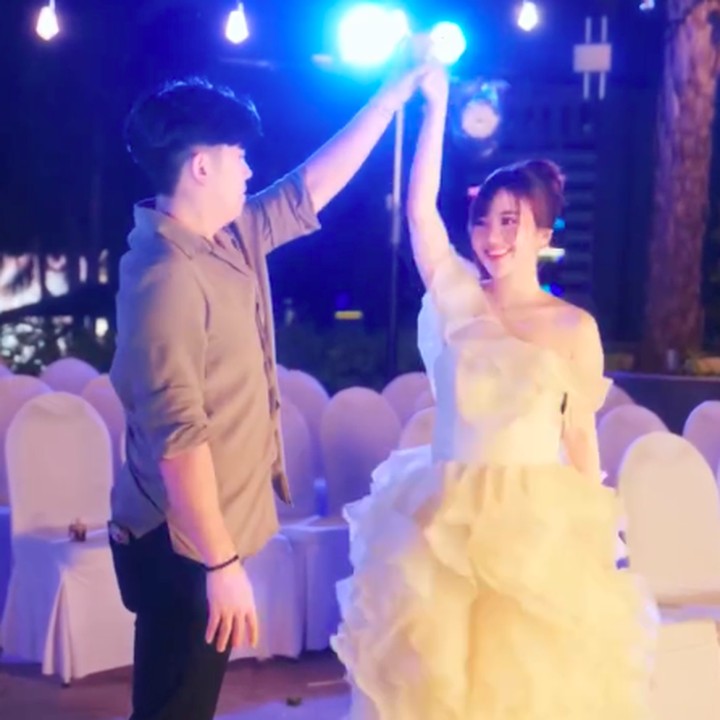 <p>Dalam acara ini, Cindy tampil cantik mengenakan gaun kuning seperti princess. Sementara itu, suaminya Devid terlihat memakai kemeja berwarna kuning kecokelatan dan celana hitam. Di acara <em>gender reveal</em> ini, Cindy dan suami banyak menggunakan ornamen kuning bertema lebah untuk dekorasi. (Foto: Instagram @cindyyuvia)</p>