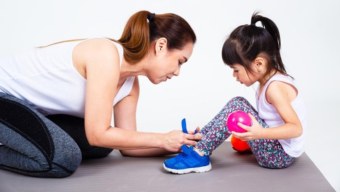 Anak perlu belajar mandiri. Mengambil alih apa yang dilakukan anak supaya lebih cepat akan beri dampak sebaliknya.