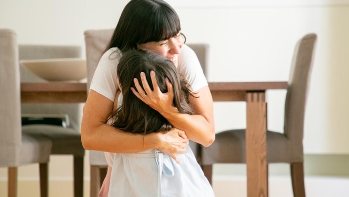 Anak akan mengekspresikan rasa kecewa dan sedih dengan menangis. Melarang anak untuk tidak menangis berarti tidak memvalidasi perasaannya dan menunjukkan cara mengekspresikan kesedihan yang salah.