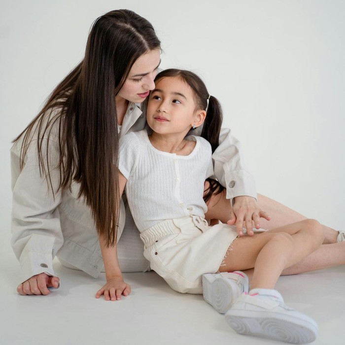 Kalimat “Merasa marah itu tidak apa-apa, tapi sebaiknya tidak sampai melukai orang lain” bisa mengajarkan anak untuk mengenali perasaan mereka sekaligus pengendalian diri.