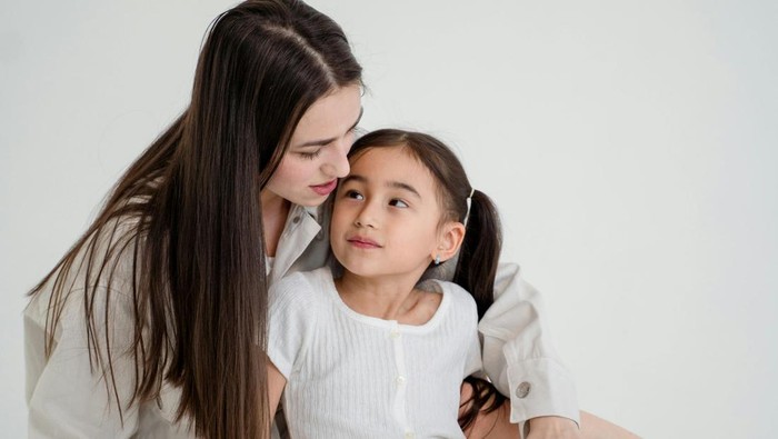 Kalimat “Merasa marah itu tidak apa-apa, tapi sebaiknya tidak sampai melukai orang lain” bisa mengajarkan anak untuk mengenali perasaan mereka sekaligus pengendalian diri.