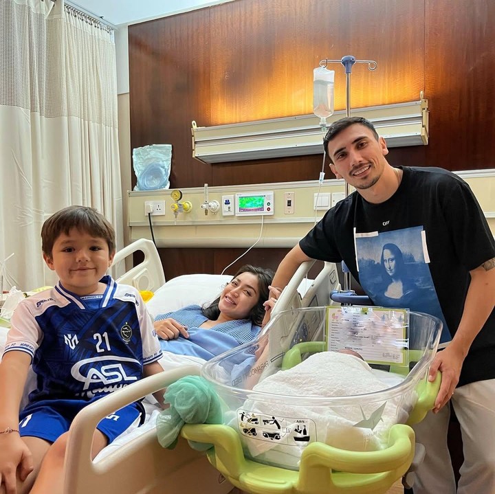 <p>Dalam unggahannya, Vincent juga mem-<em>posting</em> foto saat sang istri melahirkan Don Azaiah Jan Verhaag. Di foto ini, Vincent dan anak sambungnya El Barack terlihat begitu bahagia menyambut kehadiran anggota keluarga baru. (Foto: Instagram @inijedar/ @v.verhaag)</p>
