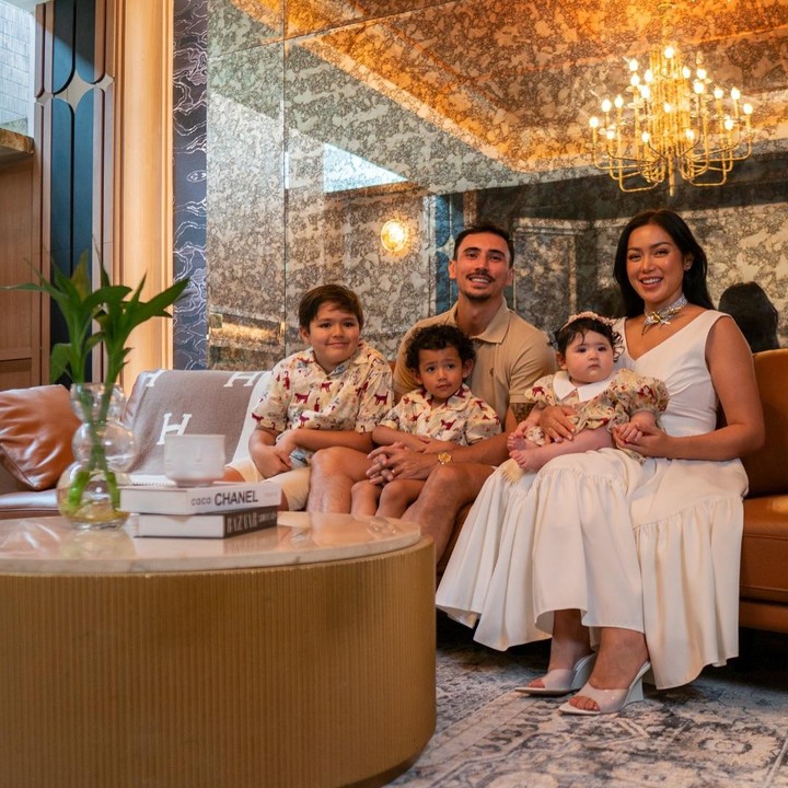 <p>Sama seperti Jessica Iskandar, Vincent juga membagikan momen romantis dengan istri di hari ulang tahun pernikahannya. Vincent membagikan potret kehidupannya dengan Jessica Iskandar sejak menikah hingga dikaruniai dua anak. "Rekap empat tahun. Vincent dan Jessica," tulis Vincent. (Foto: Instagram @inijedar/ @v.verhaag)</p>