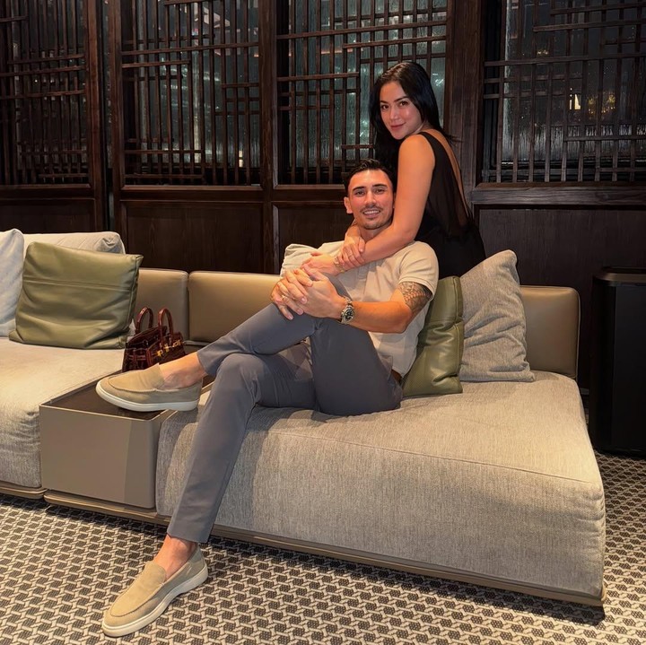<p>Jessica Iskandar mengunggah potret perayaan romantis dengan suami saat merayakan ulang tahun pernikahan ke-4. Keduanya menyantap makanan Jepang di restoran mewah untuk merayakan momen romantis ulang tahun pernikahan. Jessica Iskandar secara khusus menuliskan ucapan manis di hari spesialnya ini bersama suami. "18 set makanan yang indah untuk merayakan cinta yang terus bertumbuh seiring berjalannya waktu. Selamat hari jadi untuk kami. Bukan cuma makannya yang mewah, cintanya juga!" tulisnya di Instagram. (Foto: Instagram @inijedar/ @v.verhaag)</p>