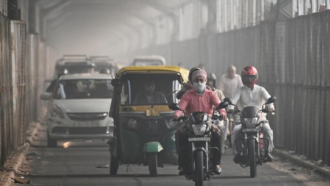 Kota-kota di India ditutupi kabut asap tebal usai warga rayakan Diwali dengan menyalakan kembang api besar-besaran.