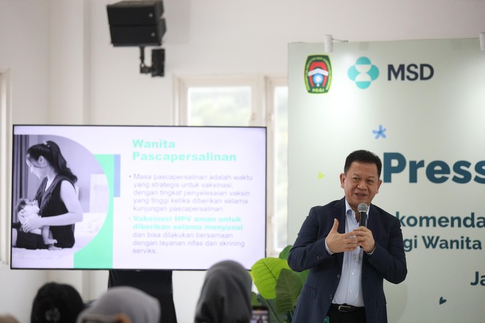 Vaksinasi HPV bisa diberikan pada anak perempuan mulai 9 tahun. Ini sesuai dengan rekomendasi IDAI 2023 dan rekomendasi Ikatan Dokter Anak Indonesia (IDAI) 2020, yaitu diberikan pada anak perempuan usia  9-14 tahun atau sebelum aktif secara seksual.