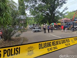Pajero Dihantam Truk Angkutan LPG di Sukabumi, Terjungkal -Seruduk Motor