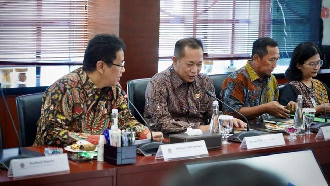 Menkop Ferry Juliantono mengadakan pertemuan untuk percepatan pembangunan Kopdes Merah Putih, dukung pembiayaan Rp3 miliar per koperasi.