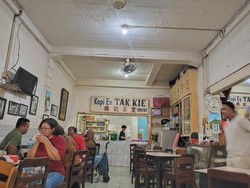 Kesederhanaan Segelas Kopi Es Tak Kie, Warisan Glodok 1927