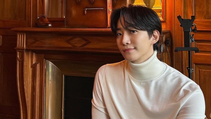 Siap Bertemu Fans! Lee Jun Ho Gelar Tur Fan Meeting Drama Typhoon Family
