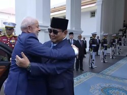 Pelukan Prabowo Sambut Kedatangan Presiden Brasil di Istana Jakarta