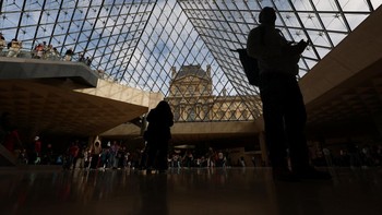 FOTO: Museum Louvre Paris Dibuka Kembali Usai Insiden Perampokan