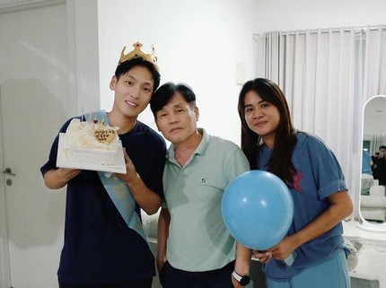 Potret Na Daehoon Ultah ke-32, Dapat Kejutan dari Ayah asal Korea hingga Sahabat