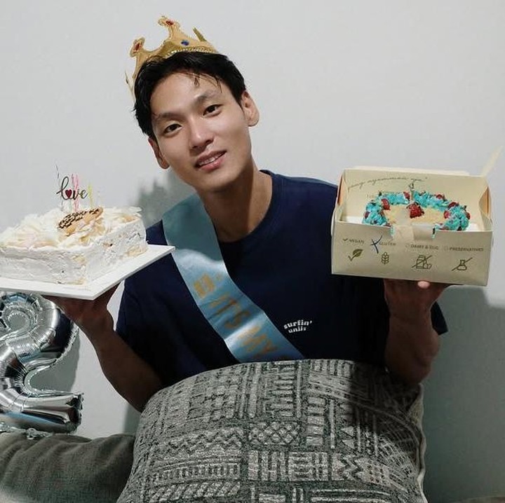 <p>Namun, tidak hanya itu, ia pun menuliskan ucapan terima kasih. &ldquo;Untuk semua yang sudah mengucapkan selamat ulang tahun, terima kasih banyak. Karena kalian, aku kembali menyadari betapa banyak cinta yang aku terima. Perasaan ini akan aku jaga selalu, dan aku akan berusaha menjadi pribadi yang lebih hangat lagi,&rdquo; tulisnya, dikutip dari laman Instagram <em>@daehoon_na,</em> Kamis (23/10/2025).&nbsp;(Foto: Instagram@daehoon_na)</p>