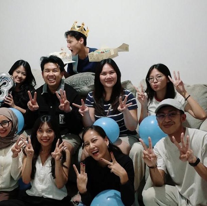 <p>Momen itu diketahui langsung lewat beberapa foto yang diunggah di akun Instagram pribadi Daehoon. Pada <em>postingan</em> itu, ia memperlihatkan senyuman bahagianya yang dikelilingi orang-orang tersayang.&nbsp;(Foto: Instagram@daehoon_na)</p>
