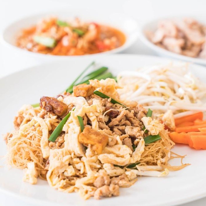 Nasi uduk ayam suwir bisa jadi pilihan bekal makan siang yang hemat tapi tetap lezat dan bergizi. Perpaduan nasi gurih santan dan ayam suwir berbumbu membuatmu tetap kenyang dan berenergi tanpa perlu keluar banyak biaya.