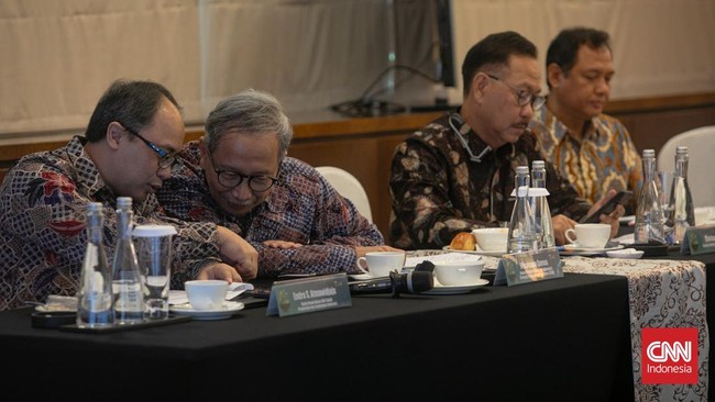 Pemprov DKI Jakarta memulai penjurian final Benyamin S Award untuk kelurahan bersih dan sejahtera. 10 kelurahan terpilih akan presentasi di hadapan juri.