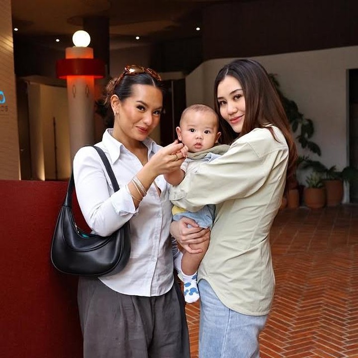 <p>Baru-baru ini,&nbsp;lewat Instagram miliknya, Aaliyah membagikan momen saat ia mengajak <em>Baby</em> Arash untuk berkunjung ke&nbsp;<em>mini zoo</em>. Tak sendirian, ia juga ditemani sang kakak, Zahwa Massaid, untuk menemani Arash bermain dengan berbagai hewan. (Foto: Instagram @aaliyah.massaid)</p>