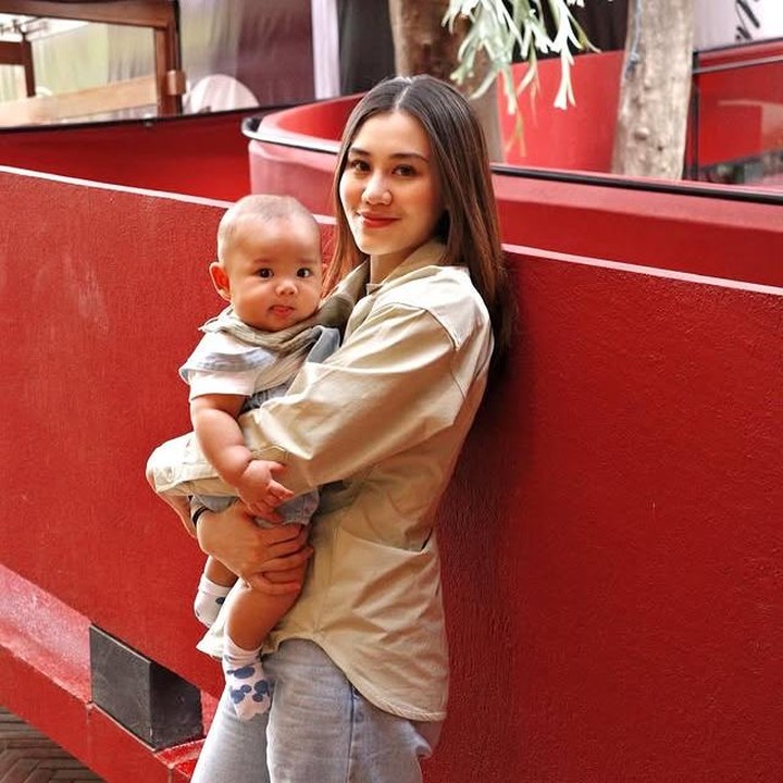 <p>Aaliyah Massaid kini tengah berbahagia menjalani peran barunya sebagai Bunda anak satu. Ia memiliki seorang putra tampan yang diberi nama Ahmad Arash Omara Thariq atau akrab disapa <em>Baby</em> Arash. (Foto: Instagram @aaliyah.massaid)</p>