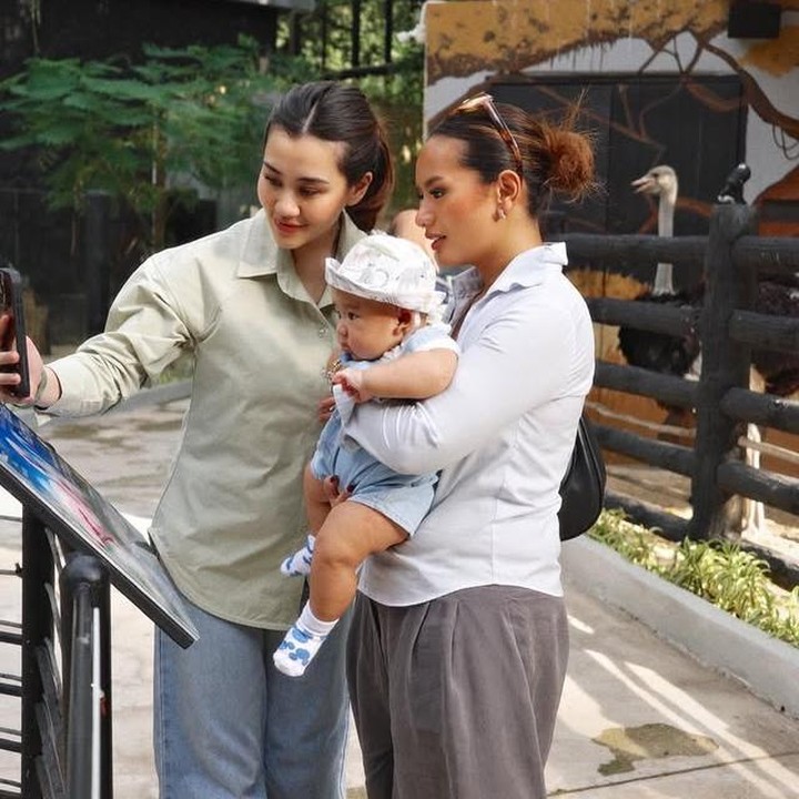 <p>Lewat salah satu potretnya, Aaliyah terlihat sedang memotret salah satu hewan yang berada di <em>mini zoo</em>. Arash yang digendong oleh Zahwa tampak begitu antusias mengamati salah satu hewan di sana, Bunda. "<em>Arash the explorer</em>," tulis Aaliyah melalui Instagramnya. (Foto: Instagram @aaliyah.massaid)</p>