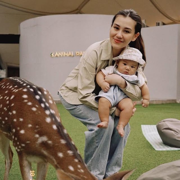 <p>Digendong Aaliyah, <em>Baby</em> Arash juga sempat mengamati seekor rusa di <em>mini zoo</em>. Saking penasarannya, Si Kecil enggak mau berhenti menatap rusa tersebut, Bunda. (Foto: Instagram @aaliyah.massaid)</p>