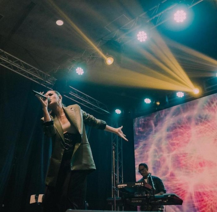 Raisa masih aktif mengisi banyak panggung dan lagunya pun banyak didengar. Tentunya, dari tawaran manggung dan royalti lagu, ia mendapatkan sumber kekayaan.