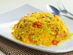 Resep Nasi Goreng Sosis Bumbu Kunyit yang Harum Berempah