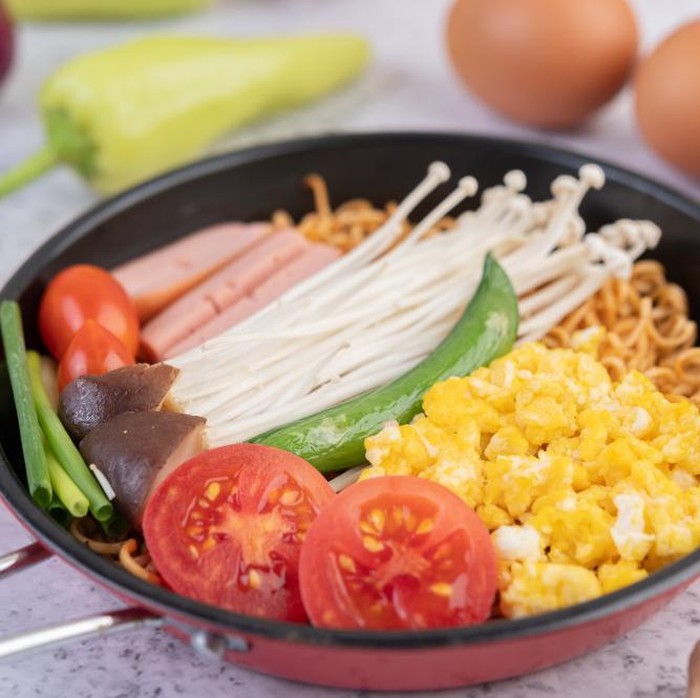 Rice bowl sayur dan telur dadar jadi pilihan bekal yang hemat tapi tetap bergizi. Kombinasi nasi hangat, sayuran segar, dan telur dadar lembut ini nggak cuma mengenyangkan, tapi juga mudah dibuat untuk rutinitas kerja yang padat.