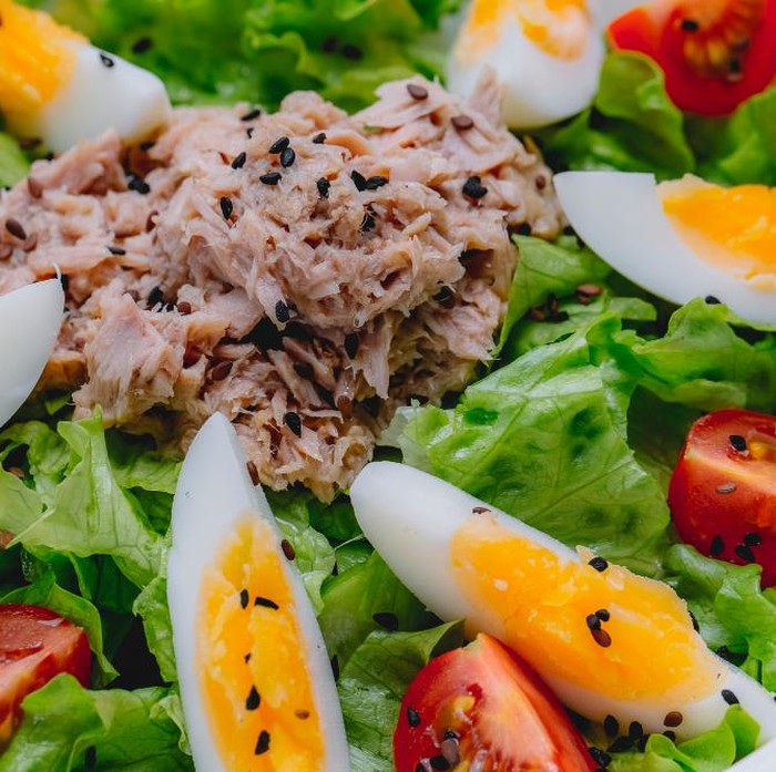Salad kentang tuna bisa jadi pilihan bekal makan siang yang hemat namun tetap bergizi. Perpaduan kentang lembut, tuna tinggi protein, dan sayuran segar membuatnya mengenyangkan tanpa perlu keluar banyak biaya.