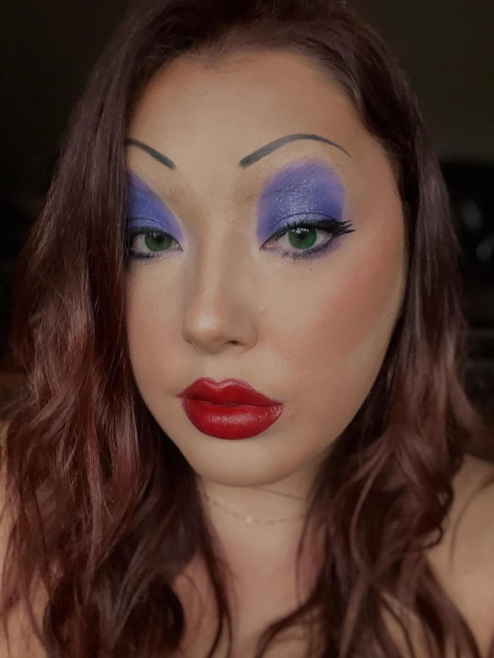 Tampil sensual dan klasik dengan look Jessica Rabbit! Gunakan eyeshadow ungu dan lipstik merah terang untuk menciptakan kesan glamor old Hollywood yang tetap timeless di malam Halloween./Foto: Instagram/inkandglamby_elle