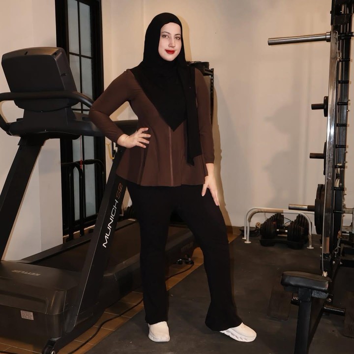 <p>Di program diet ini, Tasyi mengonsumsi sarapan 2 butir telur, 2 roti panggang, dan teh panas. Menu makan siang dan malamnya adalah nasi putih, sayur, dan protein, Bunda. Bunda empat anak ini juga rutin melakukan treadmill sekitar 45 menit hingga 1 jam. (Foto: Instagram @tasyiiathasyia)</p>