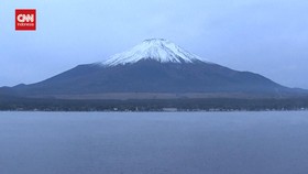 VIDEO: Hujan Salju di Gunung Fuji Lebih Lambat 21 Hari