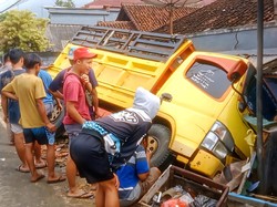 Truk Pengangkut Genteng Tabrak Rumah Warga di Sukabumi