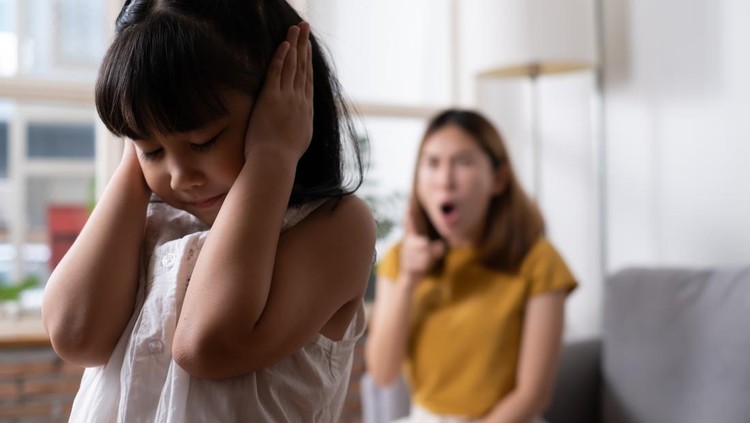 9 Tanda Orang Tua Terlalu Keras kepada Anak Menurut Psikolog 9 Tanda Orang Tua Terlalu Keras kepada Anak Menurut Psikolog
