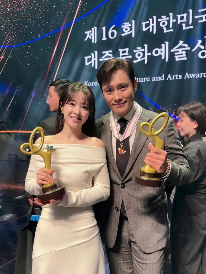 Agensi aktor yakni BH Entertainment mengabadikan momen kedua artisnya yakni Park Bo Young dan Lee Byung Hun yang masing-masing membawa pulang penghargaan Prime Minister's Commendation dan Bogwan Order of Cultural Merit./ Foto: instagram.com/bhent_official