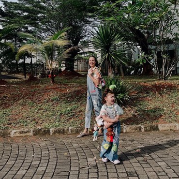 7 Gaya Putri Nadine Chandrawinata & Dimas Anggara yang Beda dari Anak Artis Lain