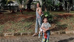 img-title 7 Gaya Putri Nadine Chandrawinata & Dimas Anggara yang Beda dari Anak Artis Lain