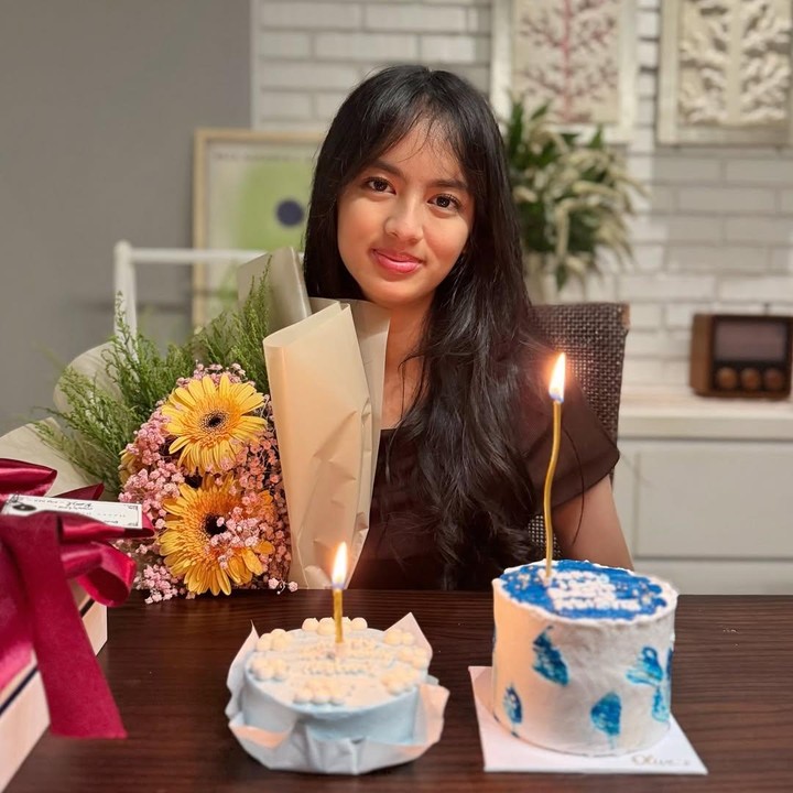 <p>Tentu saja <em>postingan</em> itu langsung dibanjiri komentar netizen yang turut memberikan ucapan untuk Atisha. &ldquo;<em>Happy birthday</em> Kak Athisa, gadis cantik dengan senyuman yang sangat manis. Bersinar teranglah, Semoga Allah melindungimu di setiap langkahmu, semoga Dia mendengar dan mengijabahi semua doa dan harapan baik yang ibumu panjatkan,&rdquo; tulis akun <em>@mr****.</em> &ldquo;Cantiknyaaa atisha! <em>Happy birthday!</em>&rdquo; tulis akun <em>@pramustikaw****.</em> (Foto: Instagram@deelestari)</p>