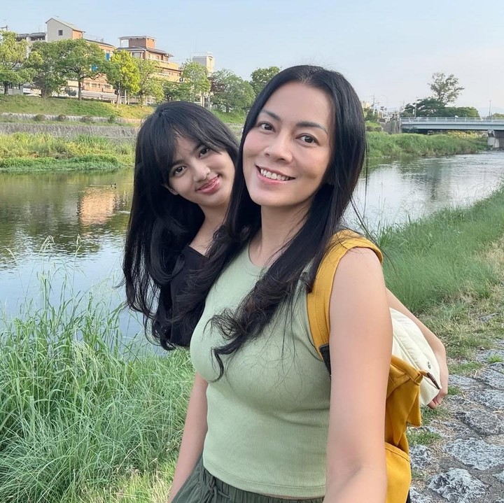<p>Atisha adalah anak perempuan Dewi dari pernikahannya dengan mendiang Reza Gunawan. Tepat di hari ulang tahunnya yang ke-16, sang Bunda mengunggah beberapa momen bersama putrinya.&nbsp;(Foto: Instagram@deelestari)</p>