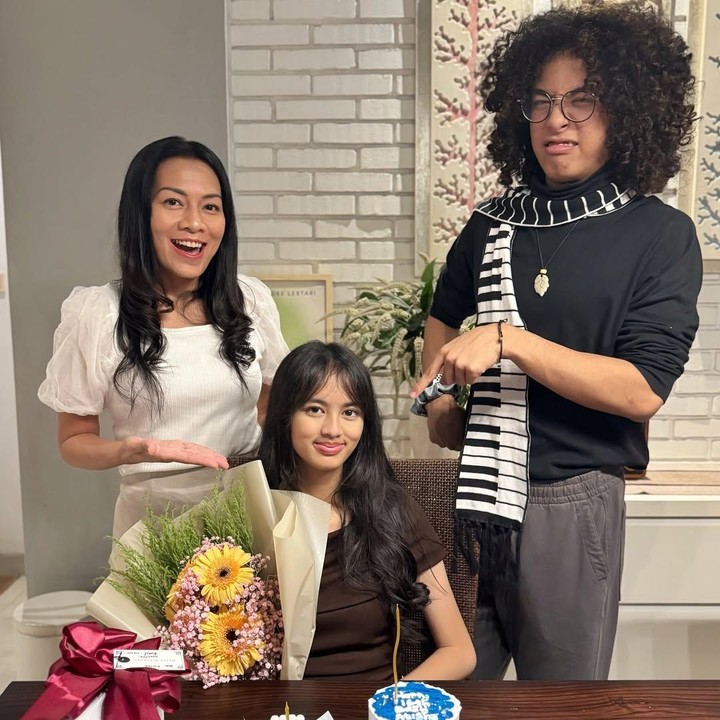 <p>Dewi berharap agar sang putri menjadi pribadi yang bersemangat dan selalu memberikan kehangatan bagi orang lain. &ldquo;Bersinarlah seterang matahari, sayangku, sebagaimana kau telah mencerahkan hidupku sejak kau lahir. Kini, kau dapat berbagi pancaran sinarmu kepada dunia di sekitarmu. Selamat ulang tahun ke-16, Atisha,&rdquo; tuturnya.&nbsp;(Foto: Instagram@deelestari)</p>