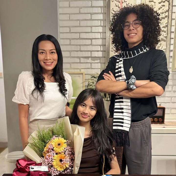 <p>Melihat anak tumbuh dan berkembang tentunya menjadi momen paling bahagia sekaligus mengharukan bagi sebagian besar orang tua. Salah satunya adalah Dewi Lestari yang baru saja merayakan ulang tahun sang putri, Atisha Prajna Tiara. (Foto: Instagram@deelestari)</p>